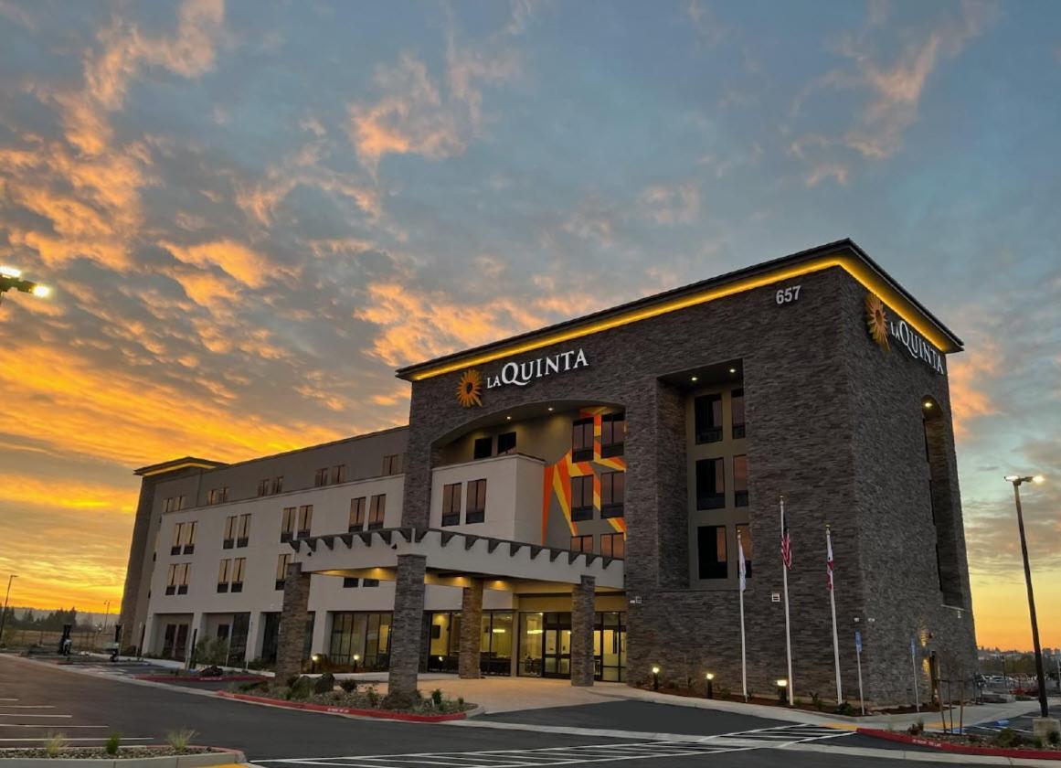 La Quinta Inn And Suites By Wyndham Lincoln Bagian luar foto