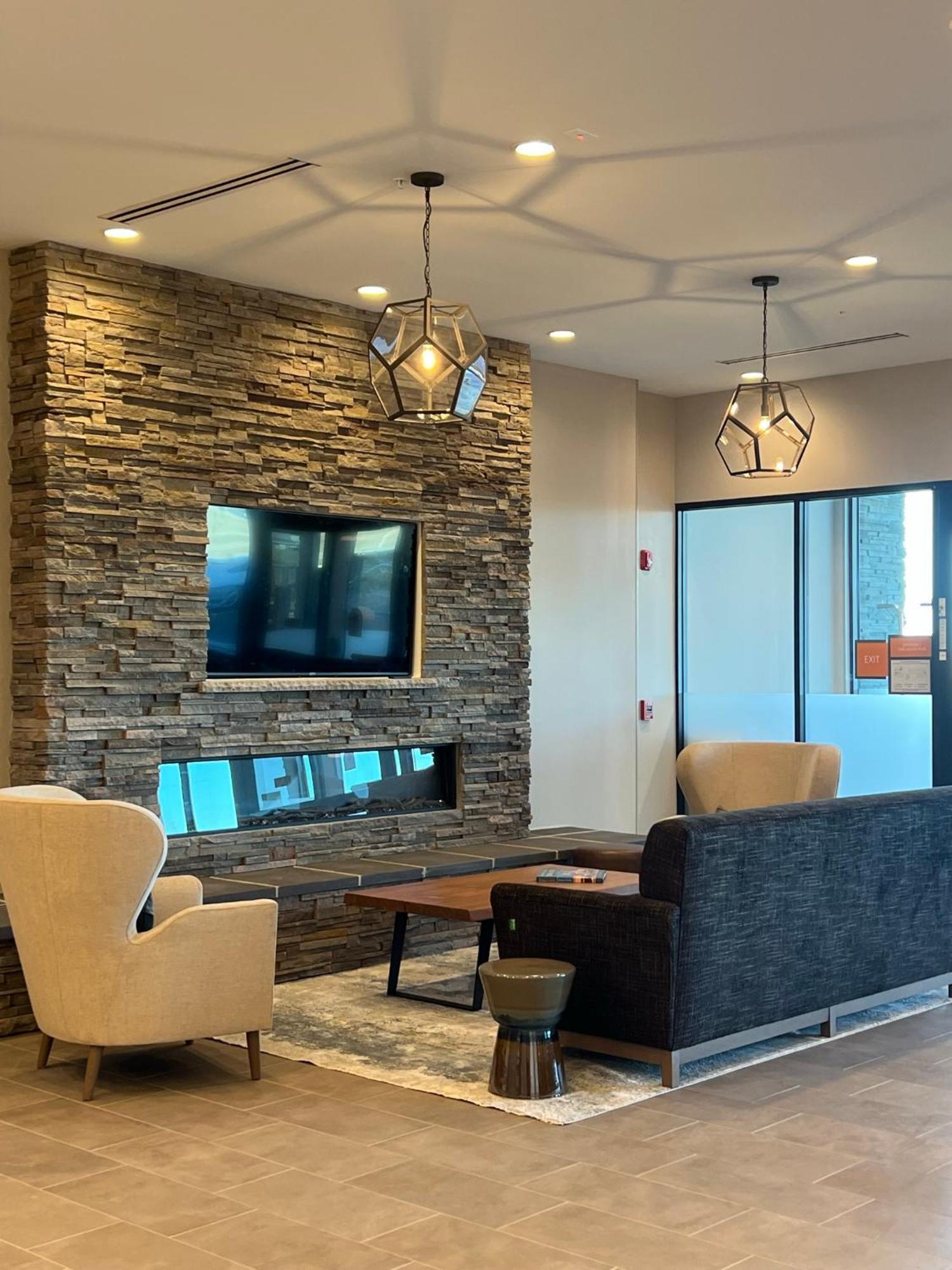 La Quinta Inn And Suites By Wyndham Lincoln Bagian luar foto