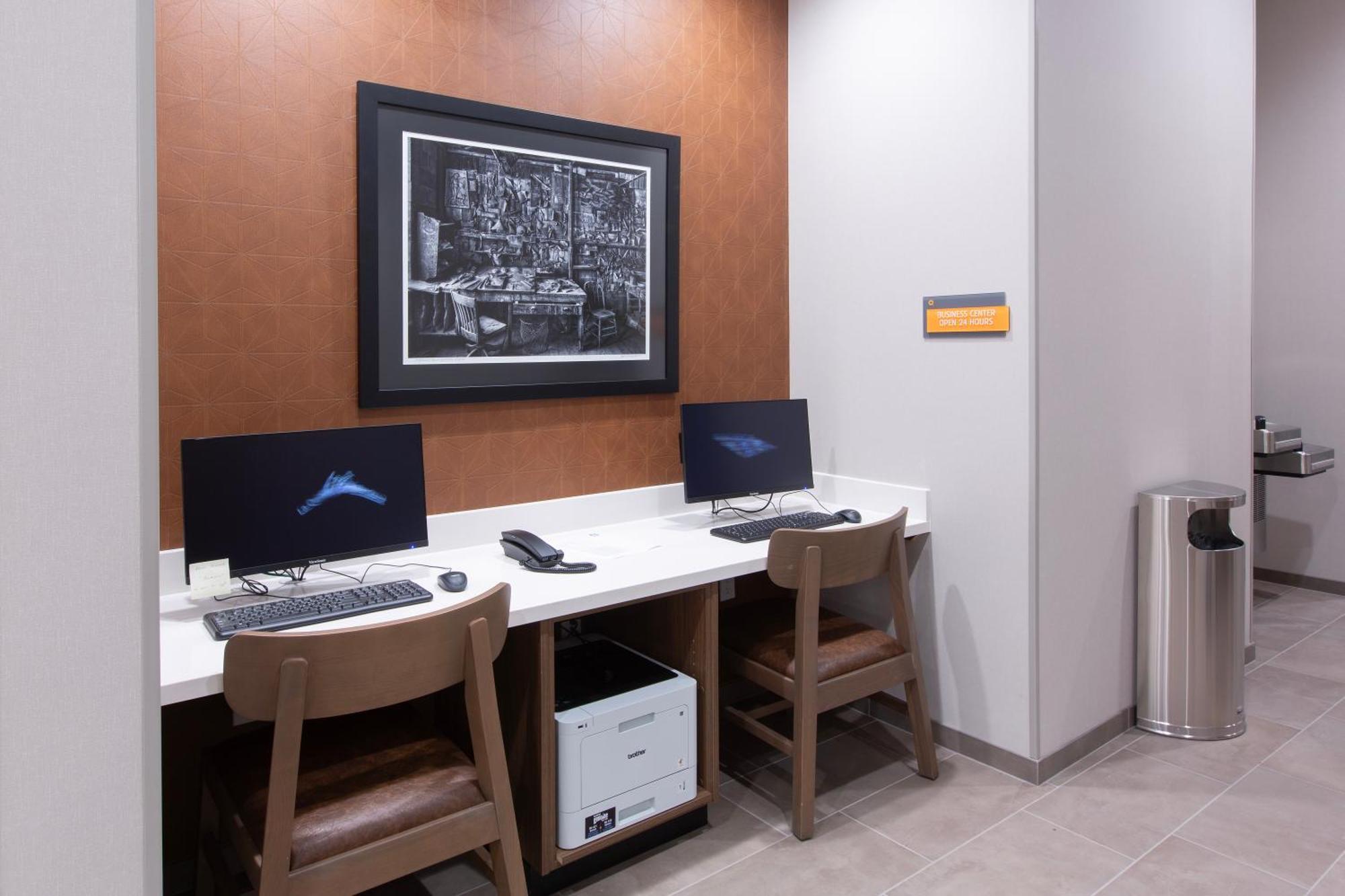 La Quinta Inn And Suites By Wyndham Lincoln Bagian luar foto