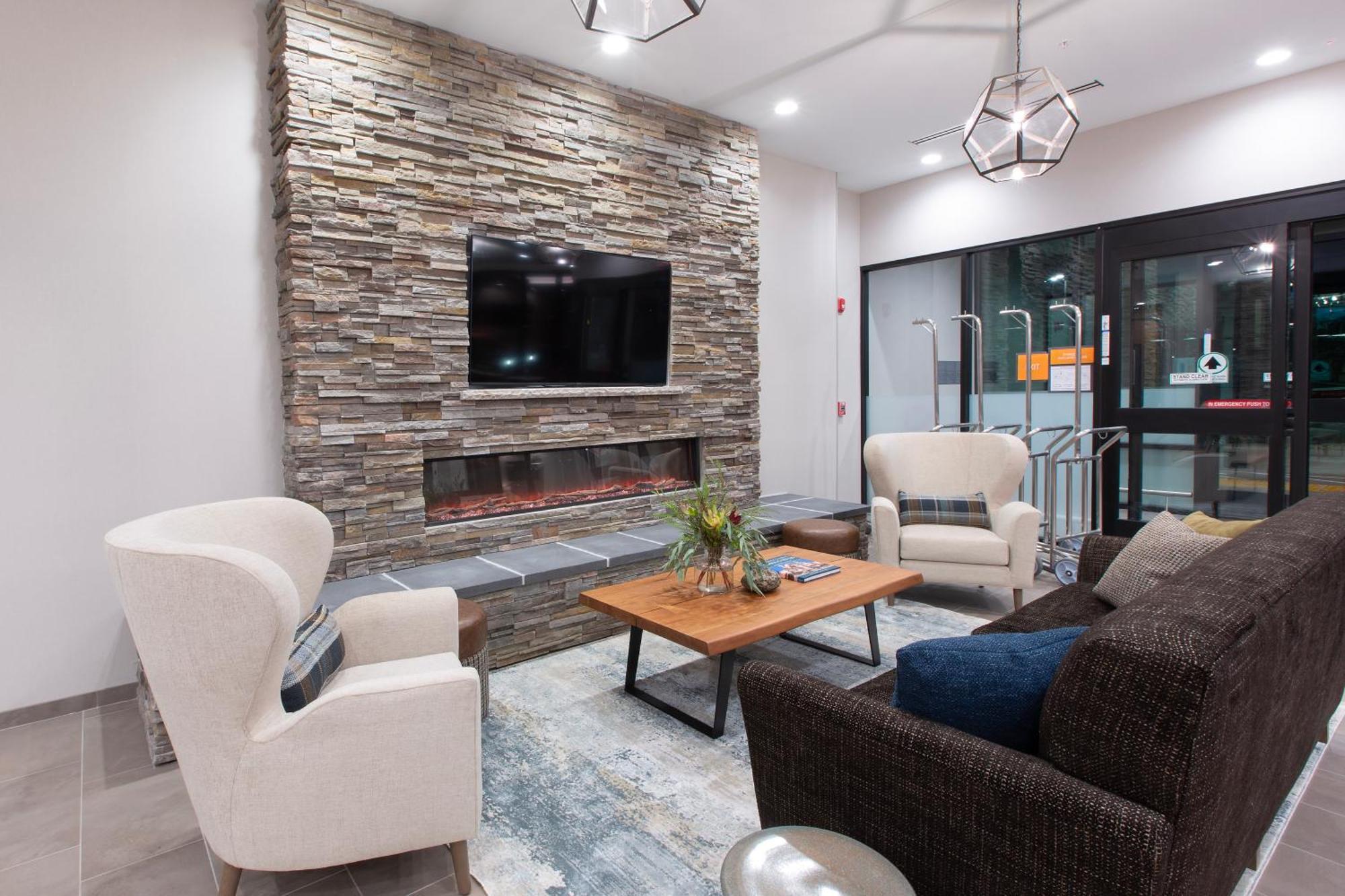 La Quinta Inn And Suites By Wyndham Lincoln Bagian luar foto