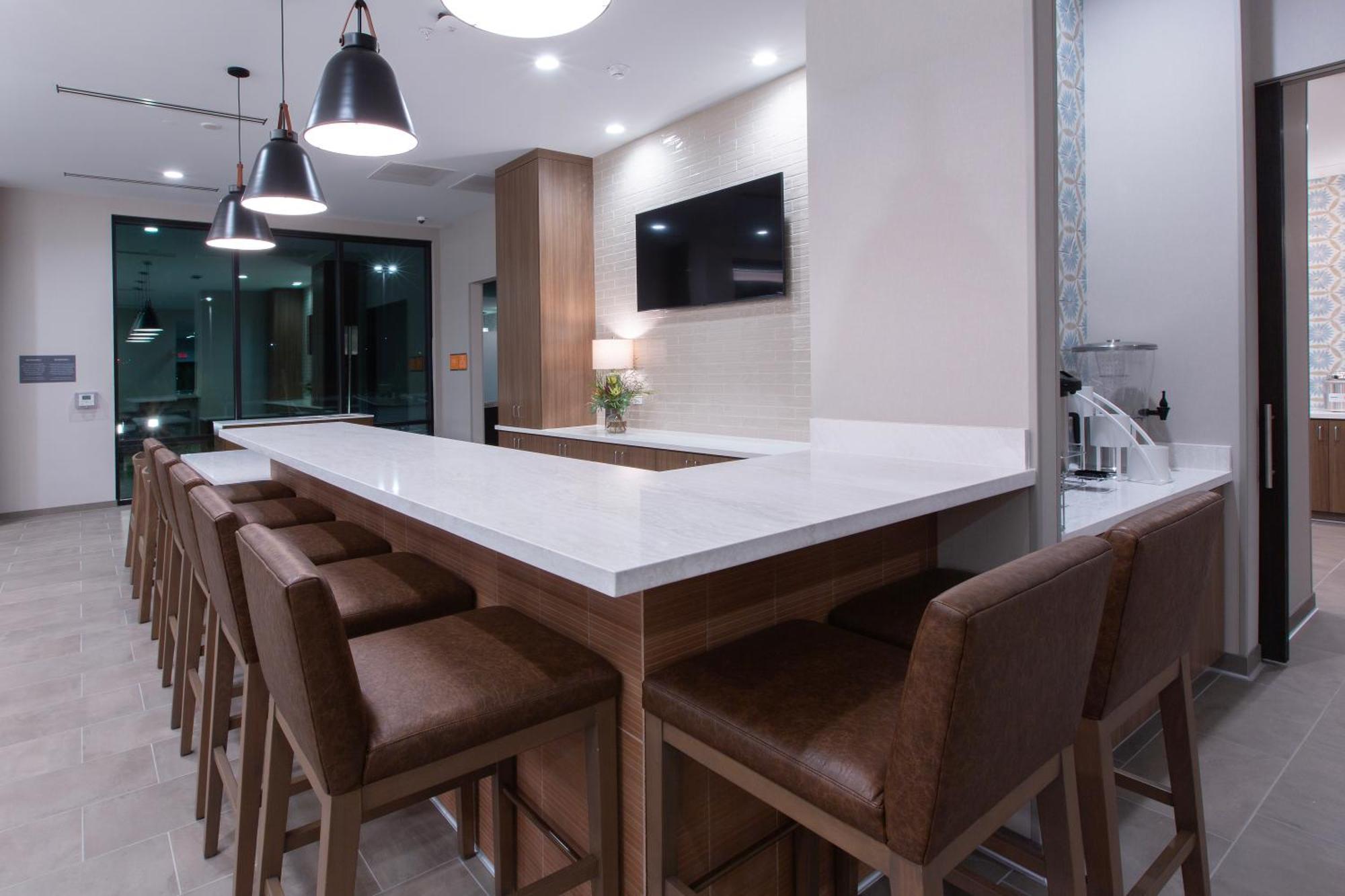 La Quinta Inn And Suites By Wyndham Lincoln Bagian luar foto
