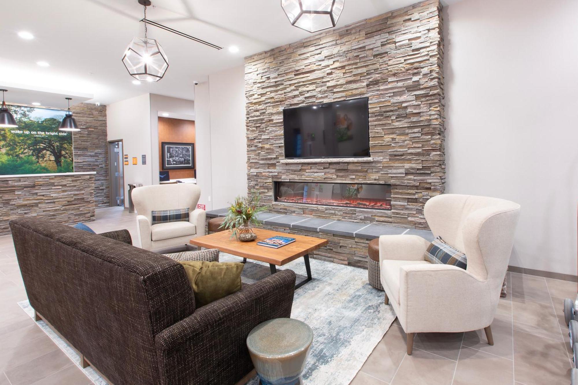 La Quinta Inn And Suites By Wyndham Lincoln Bagian luar foto