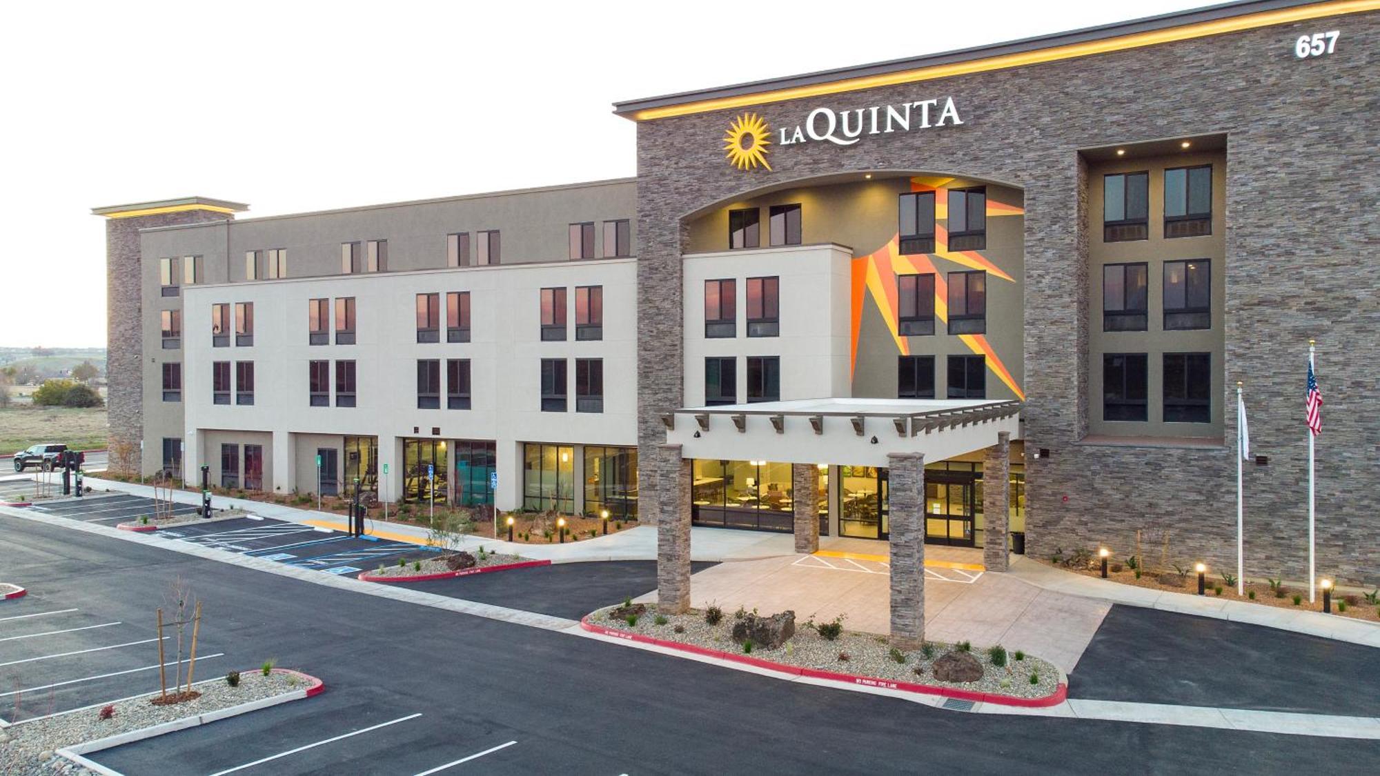 La Quinta Inn And Suites By Wyndham Lincoln Bagian luar foto