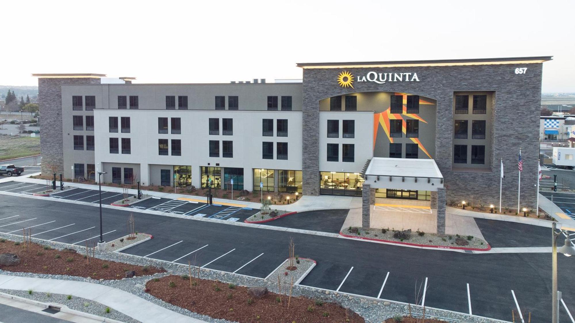 La Quinta Inn And Suites By Wyndham Lincoln Bagian luar foto