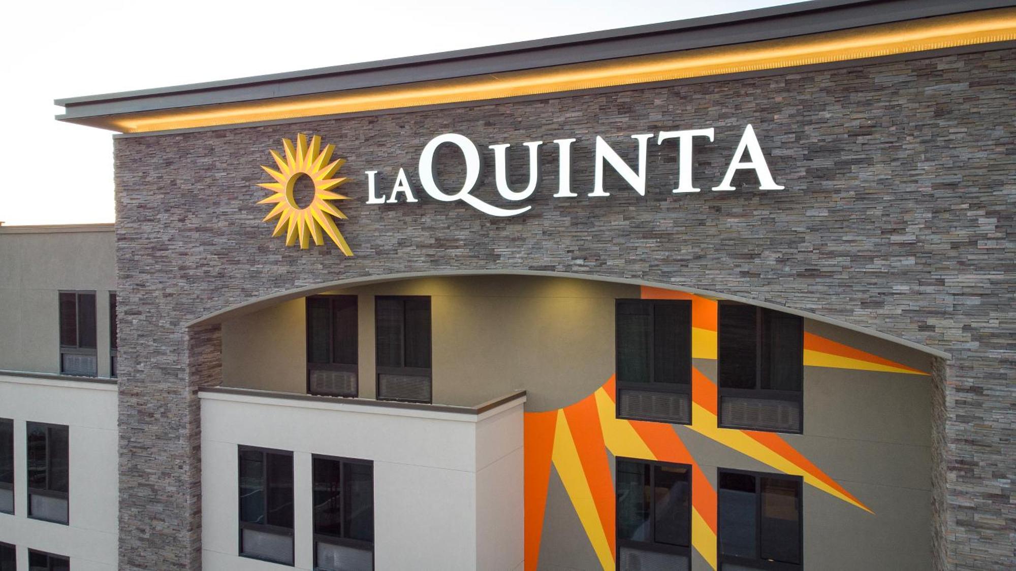 La Quinta Inn And Suites By Wyndham Lincoln Bagian luar foto