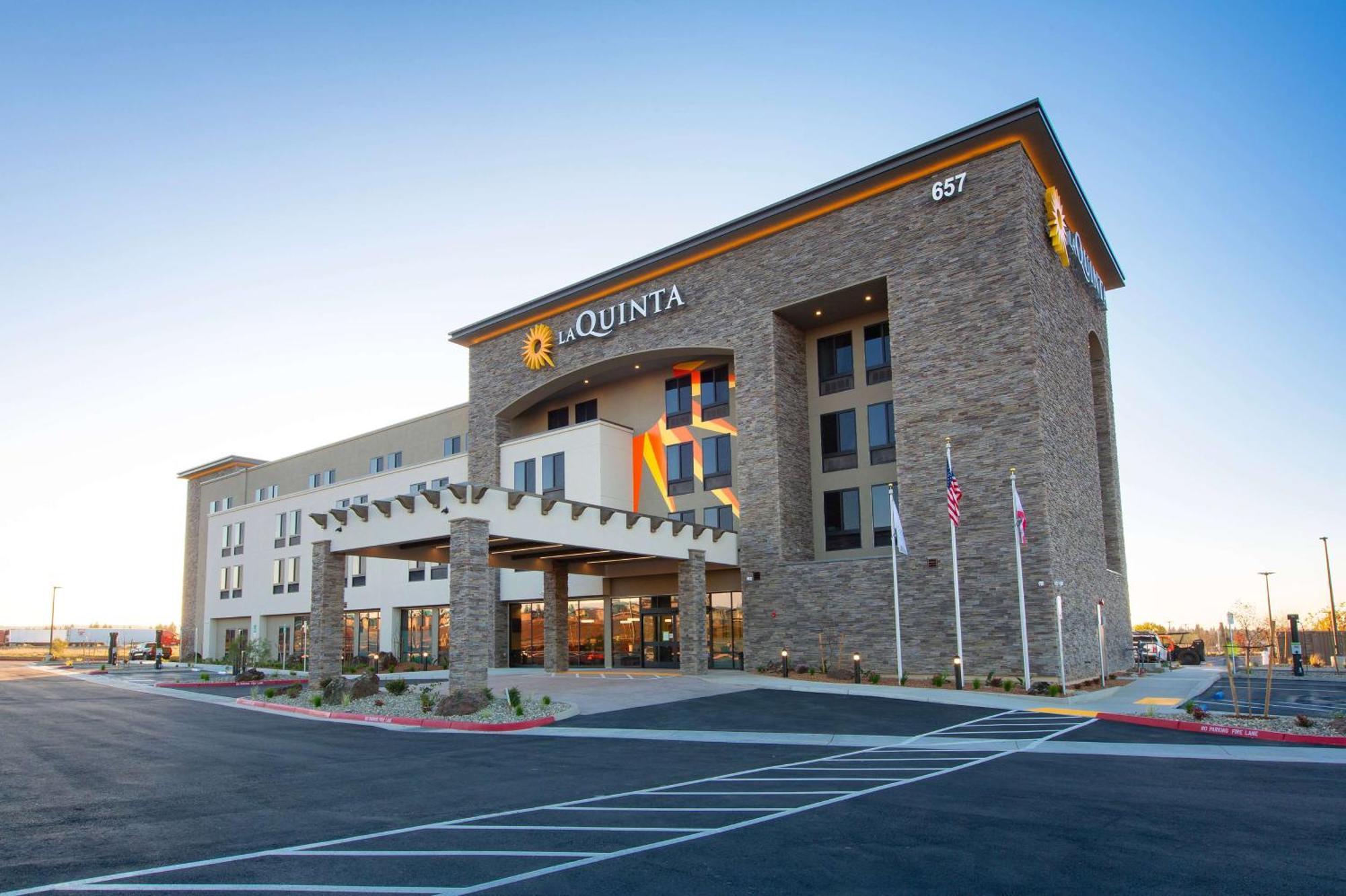 La Quinta Inn And Suites By Wyndham Lincoln Bagian luar foto
