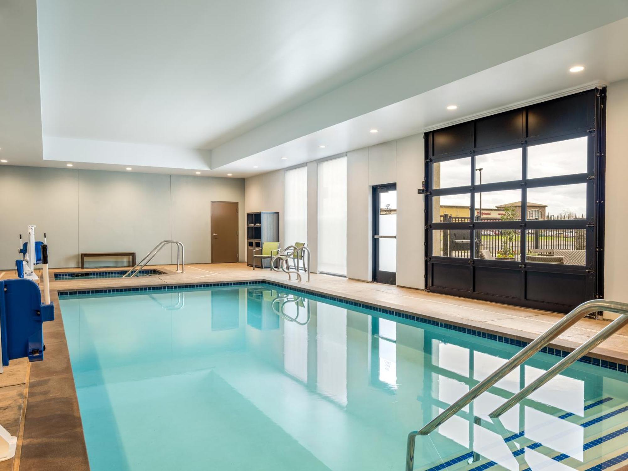 La Quinta Inn And Suites By Wyndham Lincoln Bagian luar foto
