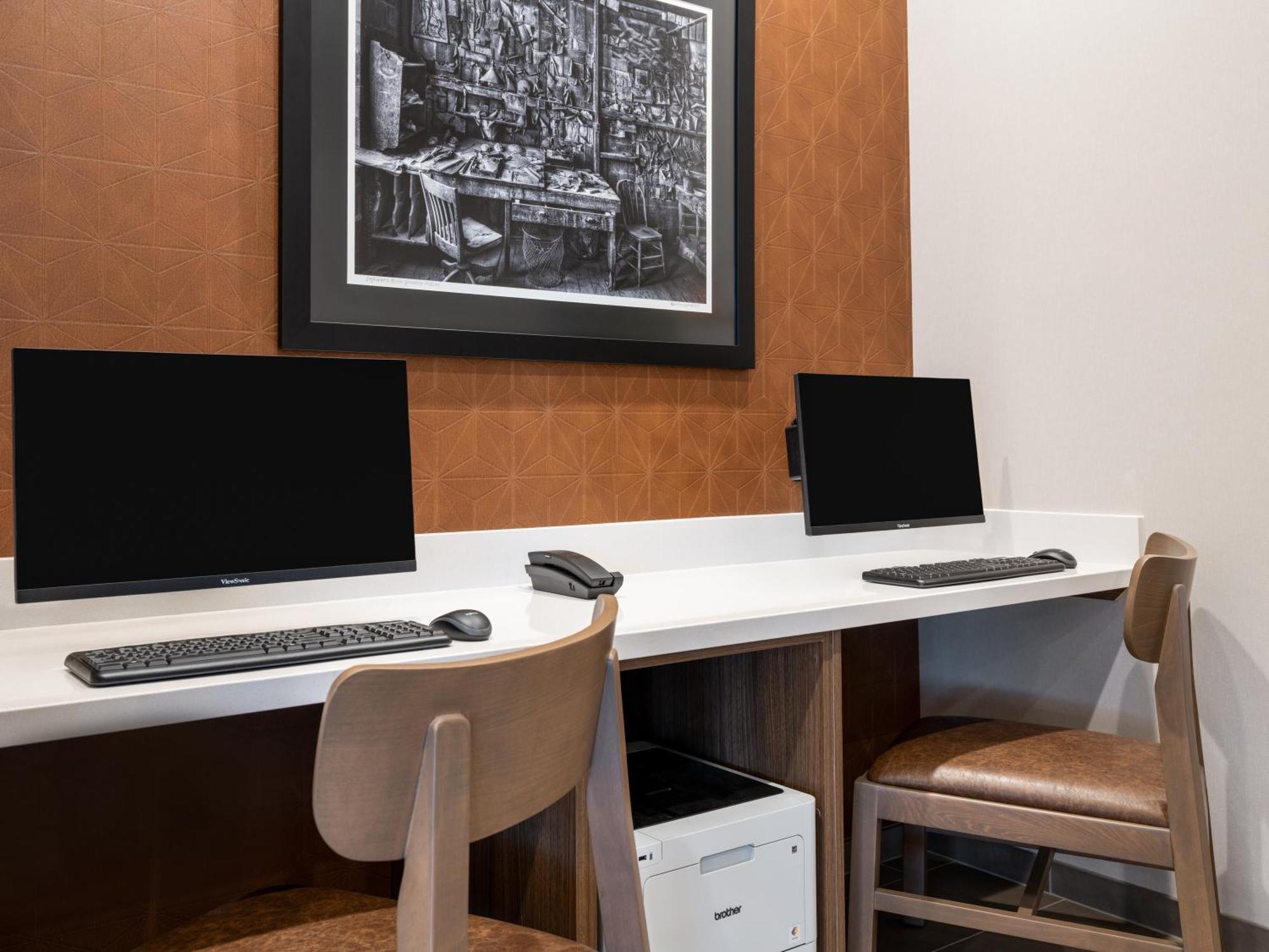 La Quinta Inn And Suites By Wyndham Lincoln Bagian luar foto