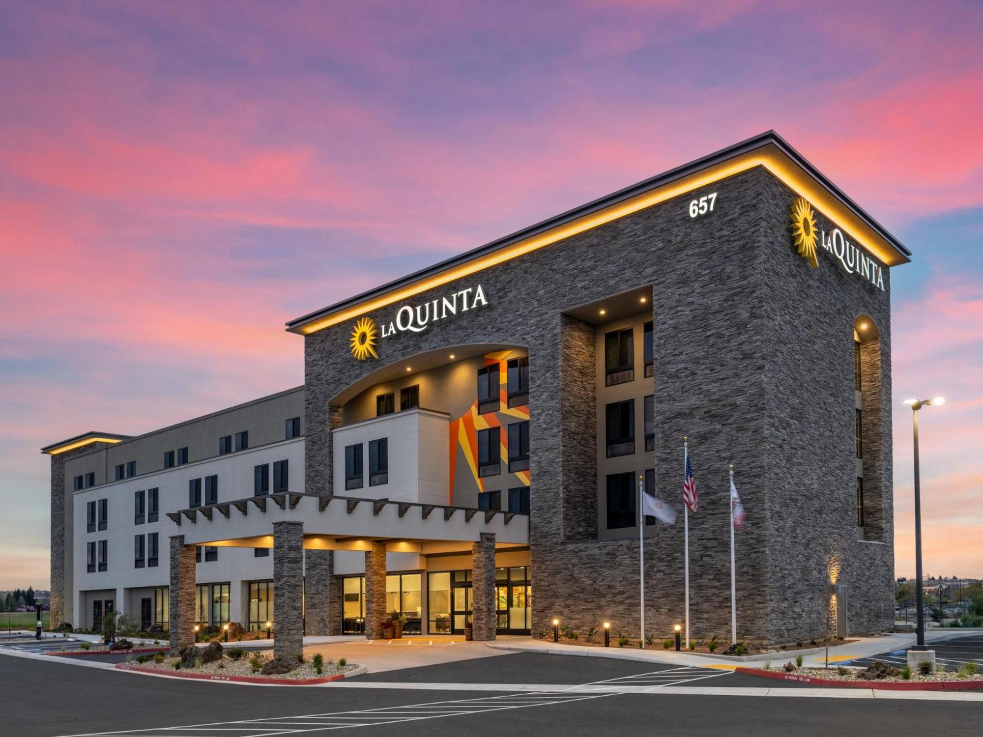 La Quinta Inn And Suites By Wyndham Lincoln Bagian luar foto