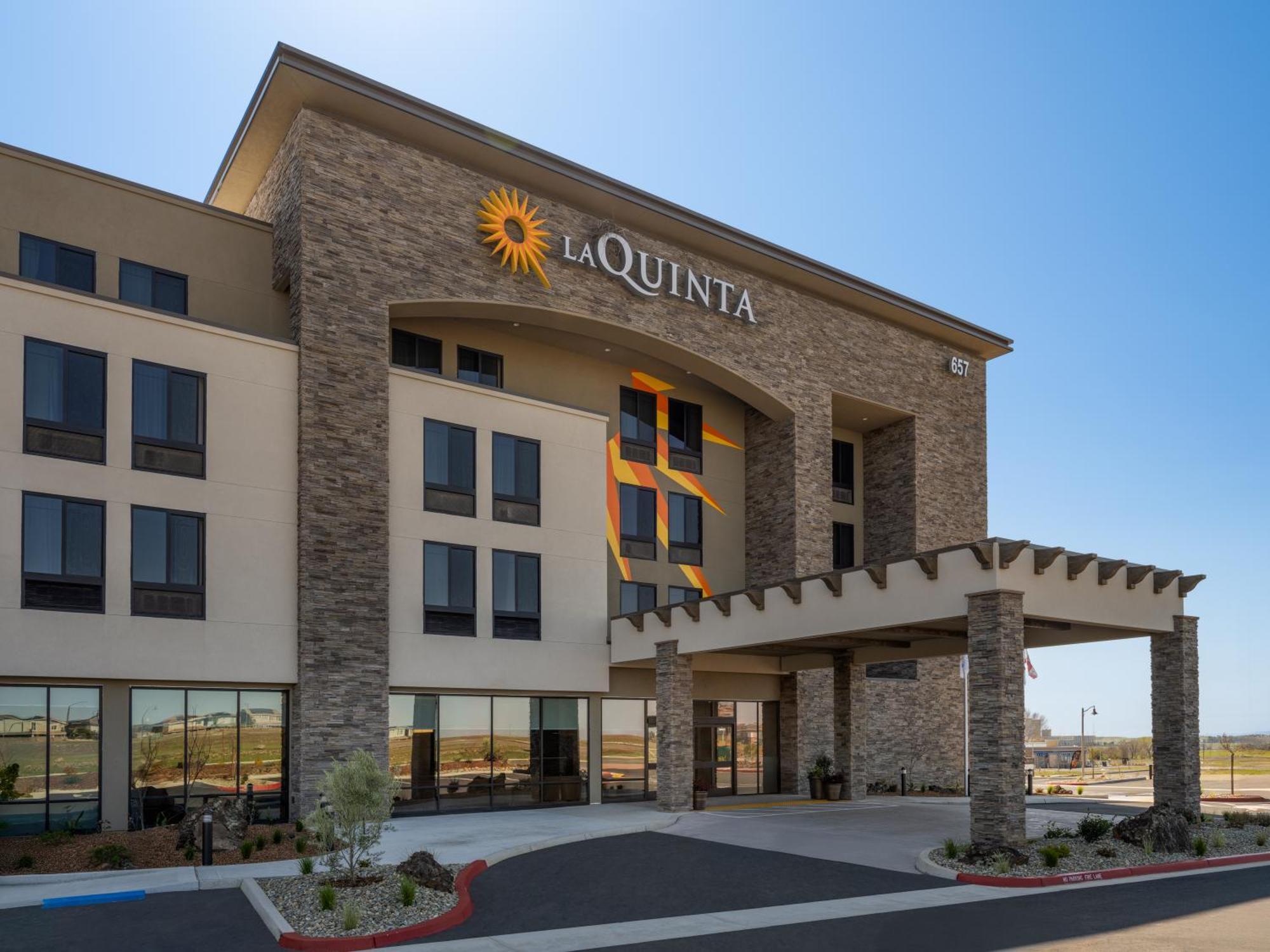 La Quinta Inn And Suites By Wyndham Lincoln Bagian luar foto