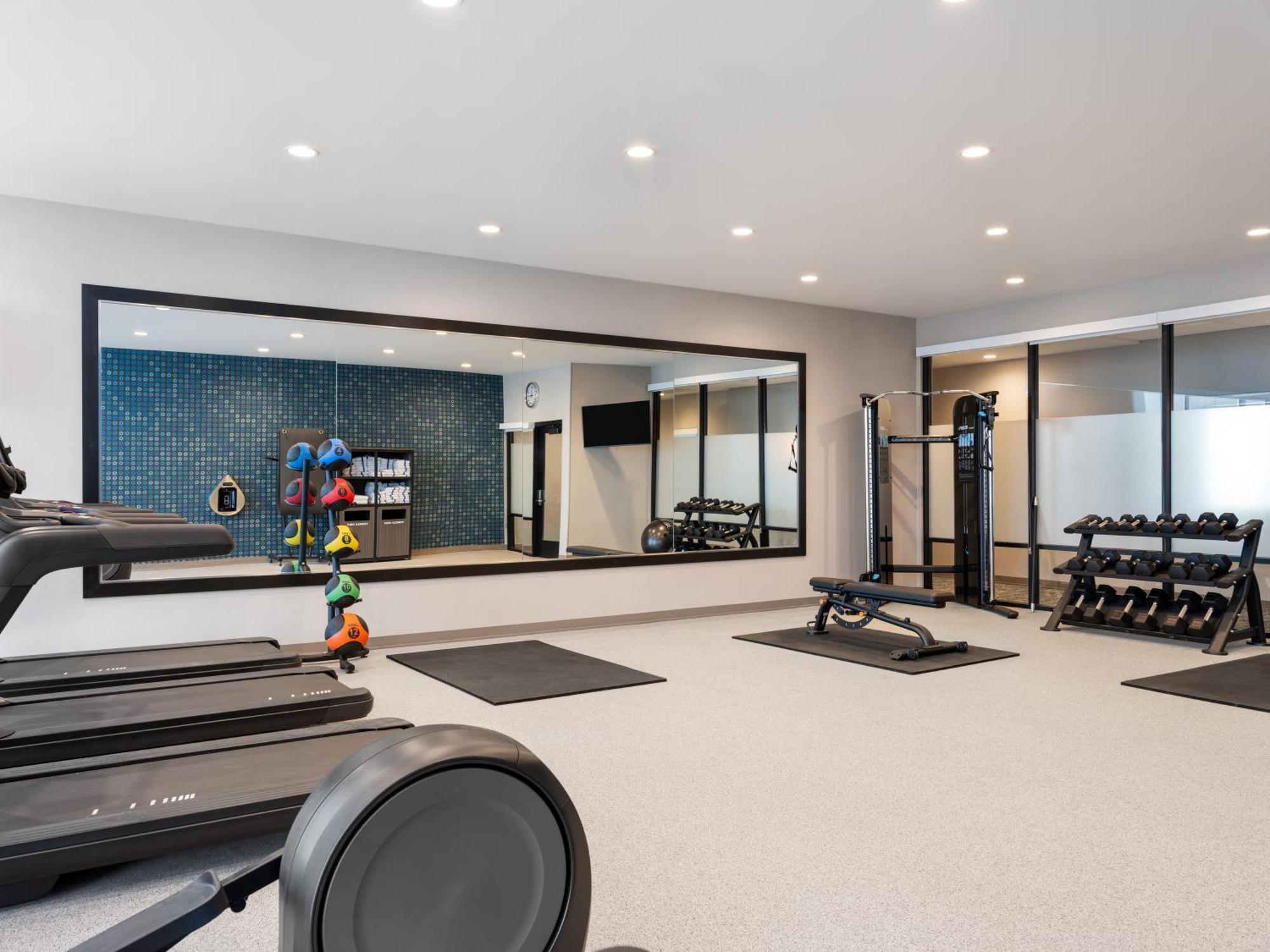La Quinta Inn And Suites By Wyndham Lincoln Bagian luar foto