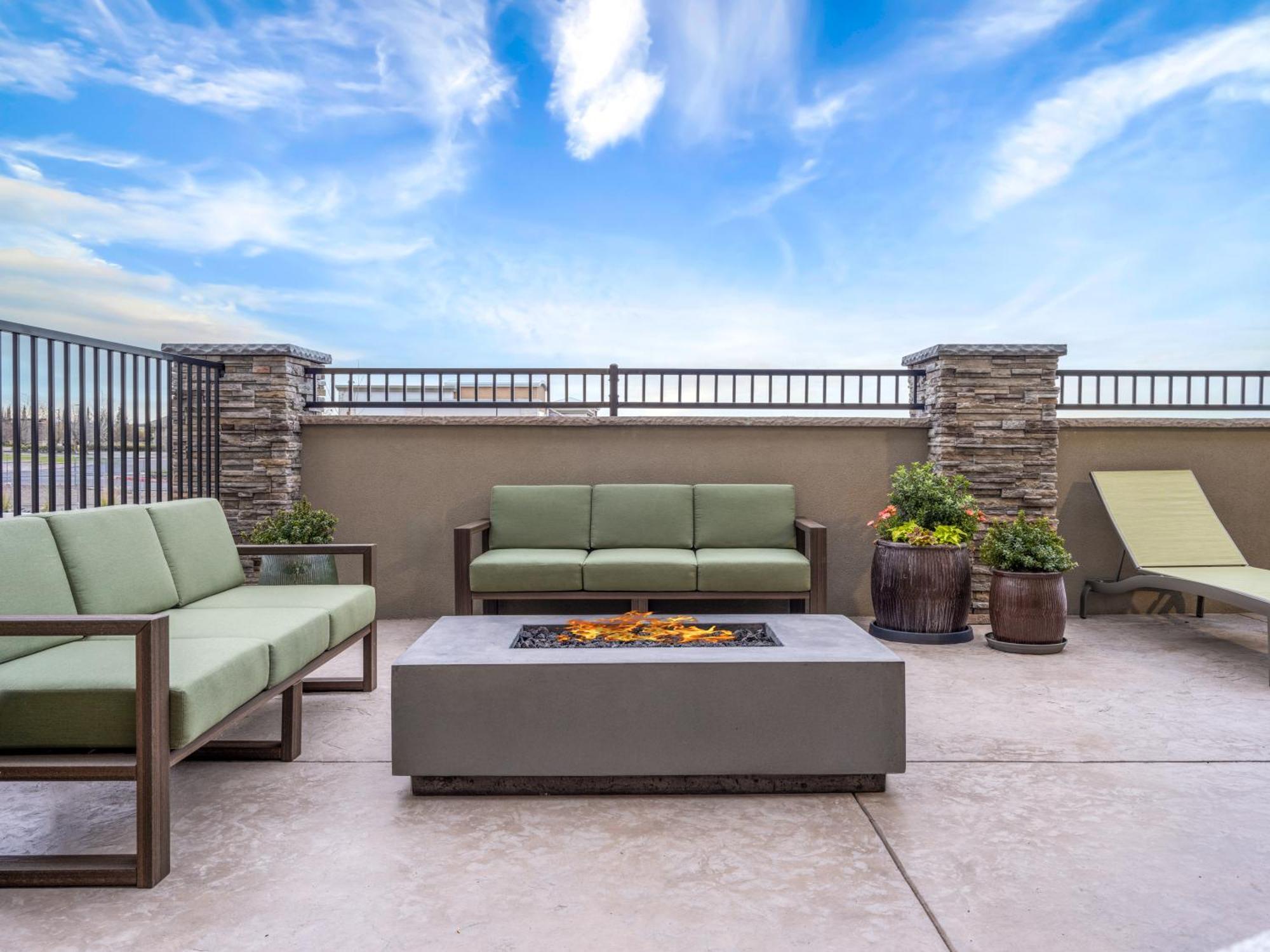 La Quinta Inn And Suites By Wyndham Lincoln Bagian luar foto