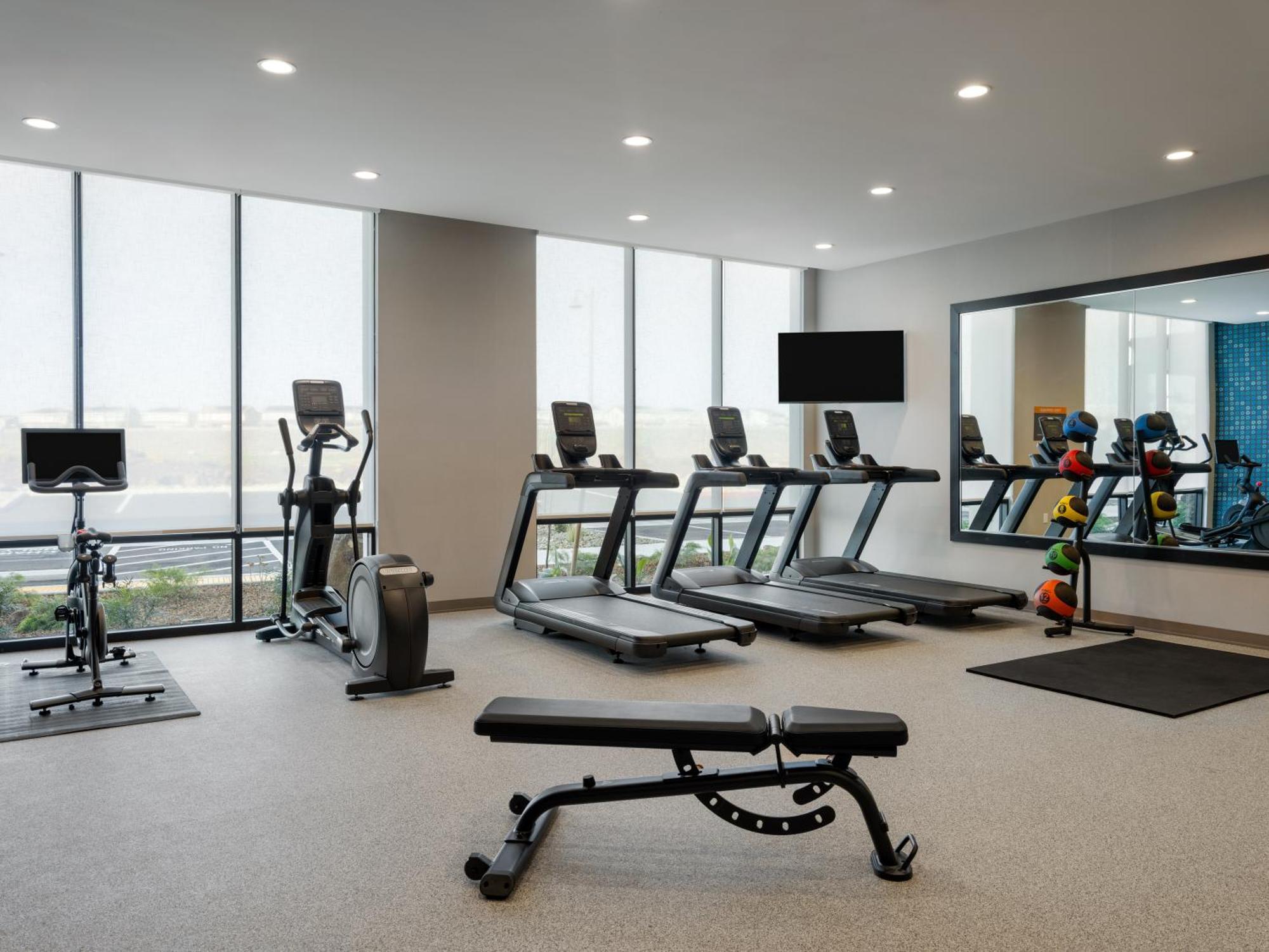 La Quinta Inn And Suites By Wyndham Lincoln Bagian luar foto