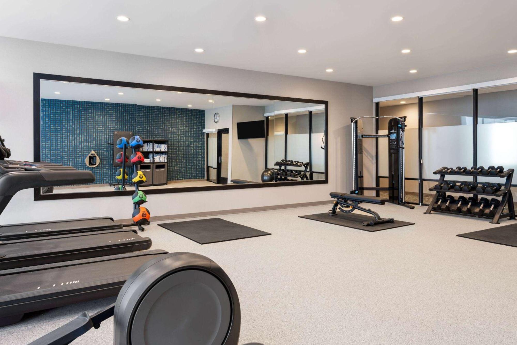 La Quinta Inn And Suites By Wyndham Lincoln Bagian luar foto