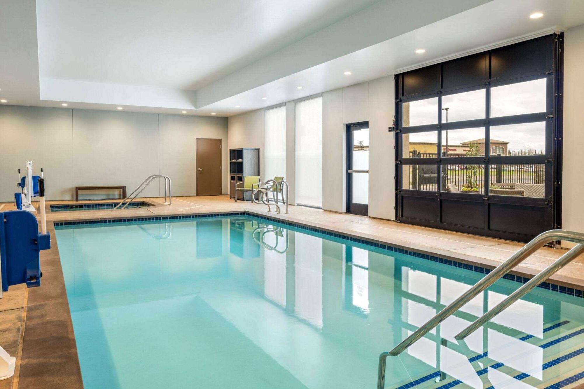 La Quinta Inn And Suites By Wyndham Lincoln Bagian luar foto