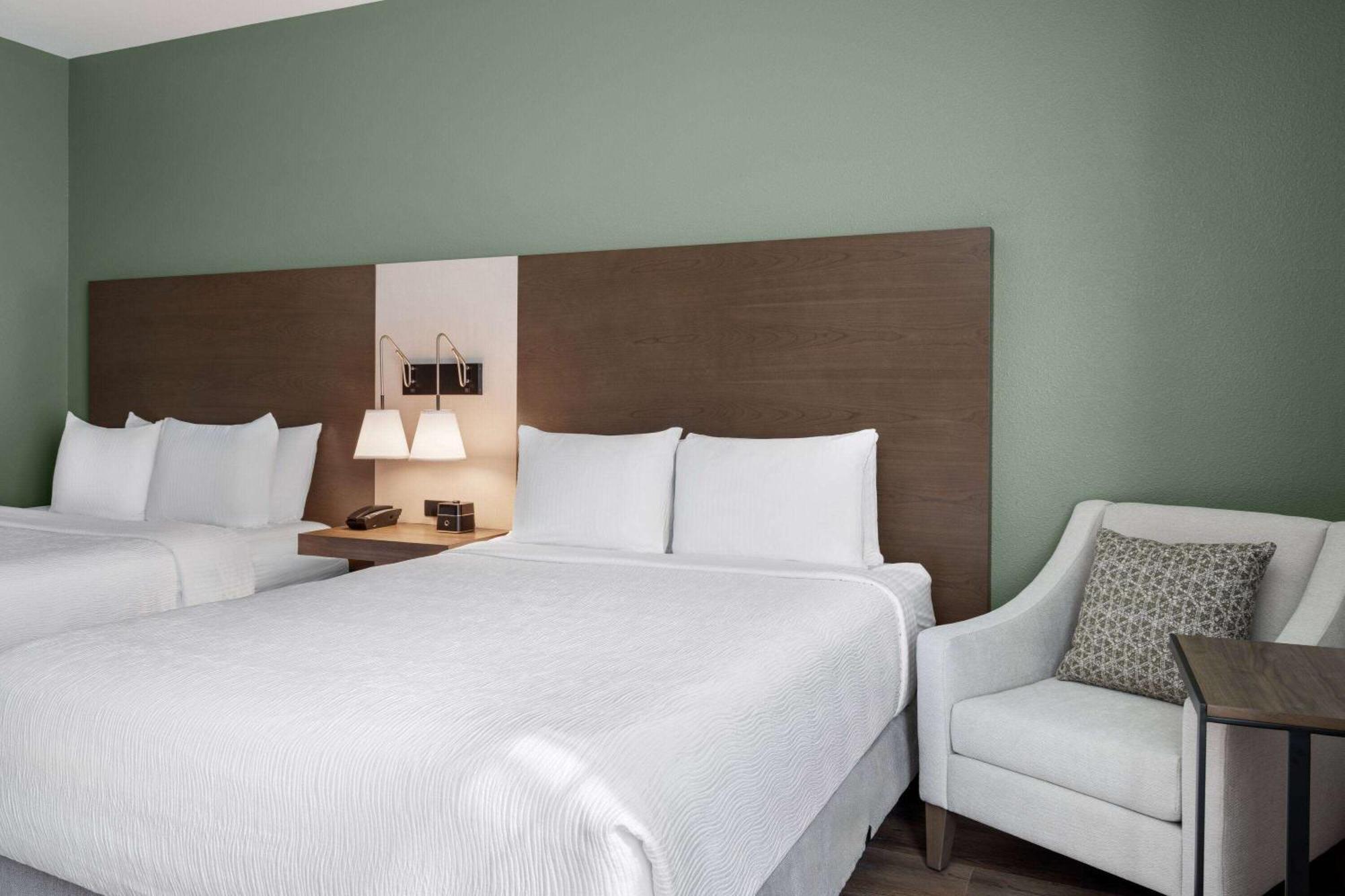 La Quinta Inn And Suites By Wyndham Lincoln Bagian luar foto